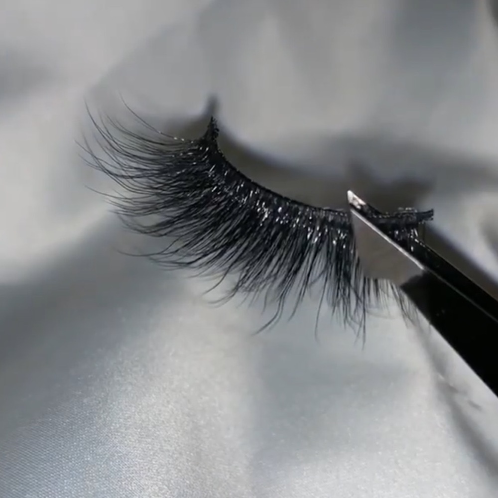 Hardcore style strip lashes